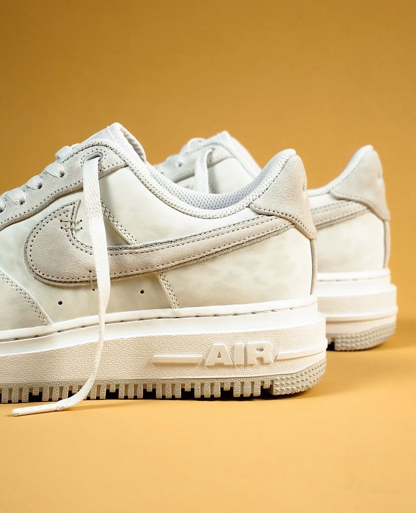Nike Air Force 1 Luxe