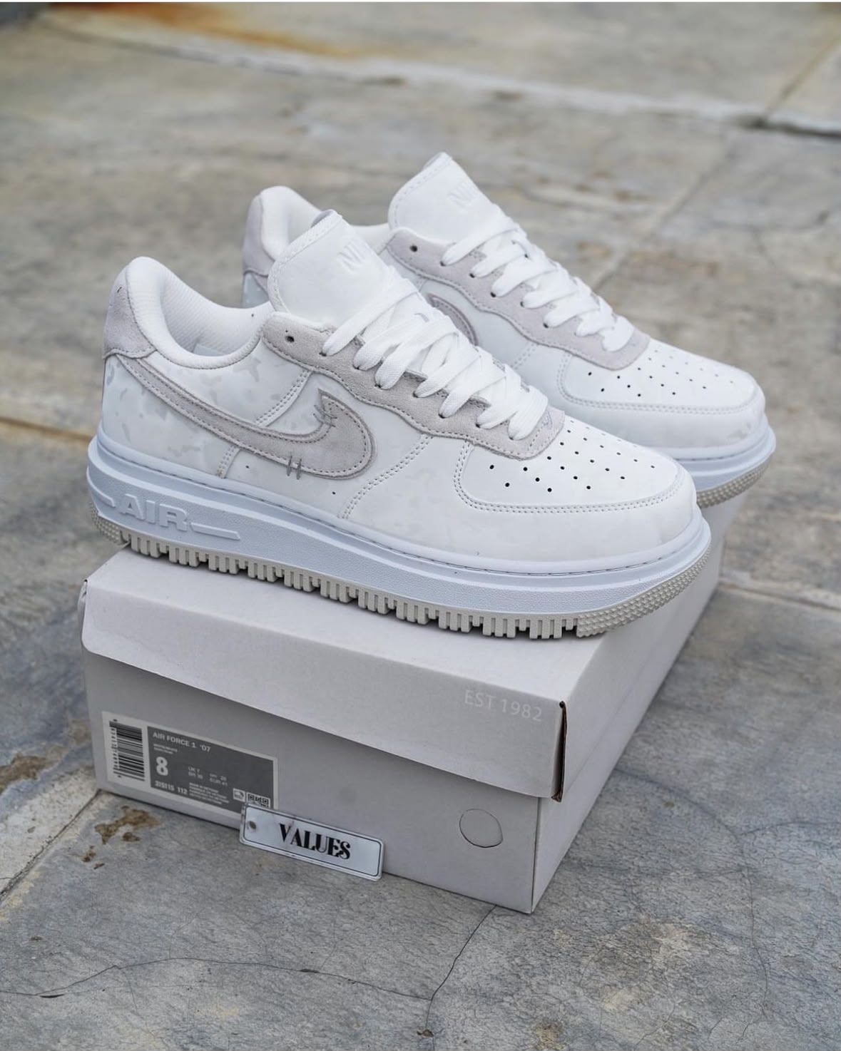 Nike Air Force 1 Luxe